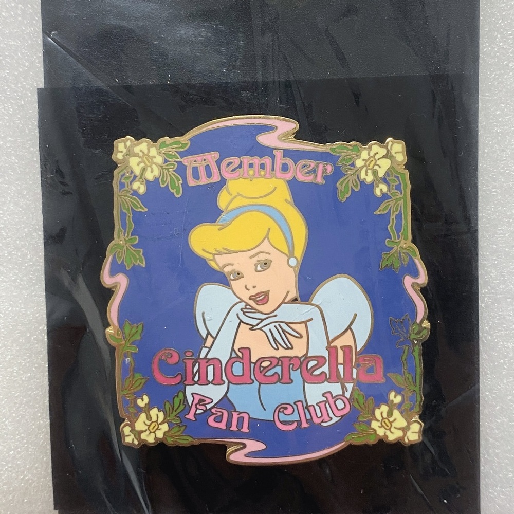 NEW Disney Auctions Cinderella fan club pin - Picture 2 of 5